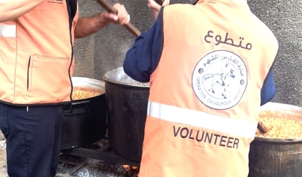 لجنة طوارئ المحافظة الوسطى تُعد الطعام لألاف النازحين في مخيم المغازي