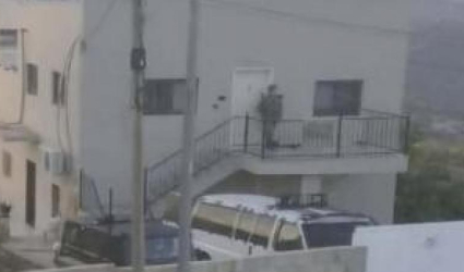 الاحتلال يجبر عائلة في بلدة كوبر على إخلاء منزلها