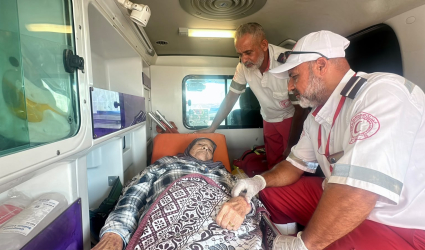 إجلاء 15 مريضا و17 مرافقا واستقبال 32 عائدا من مصر