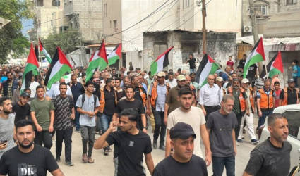 الفلسطينون يشيعون رفات عشرات الشهداء بمخيم النصيرات وسط قطاع غزة