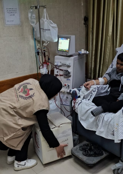 الهلال الأحمر الإماراتي واللجنة الوطنية للشراكة والتنمية يوزعان ملابس شتوية على مرضى الكلى في مستشفى شهداء الأقصى بالمحافظة الوسطى