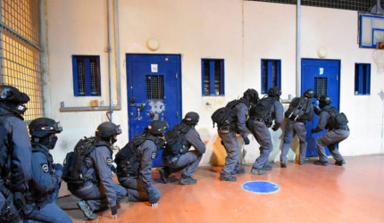 إصابة أسيرين خلال اقتحام وحدات القمع سجن "جانوت"