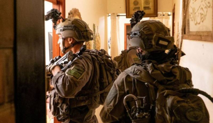 الاحتلال يعتقل 22 مواطنا ويحتجز العشرات خلال اقتحامه الخليل