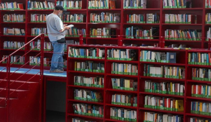 كتب الذكاء الاصطناعي تحاصر المؤلفين.. دراسة تكشف خسائر سوق النشر