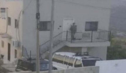 الاحتلال يجبر عائلة في بلدة كوبر على إخلاء منزلها