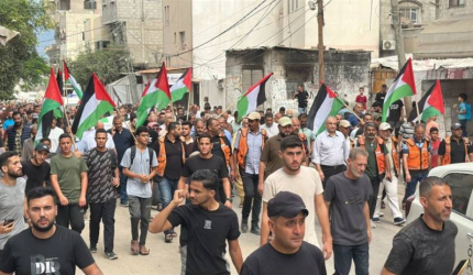 الفلسطينون يشيعون رفات عشرات الشهداء بمخيم النصيرات وسط قطاع غزة