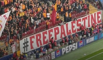 "فلسطين حرة" تهز مدرجات غلطة سراي التركي أمام برشلونة