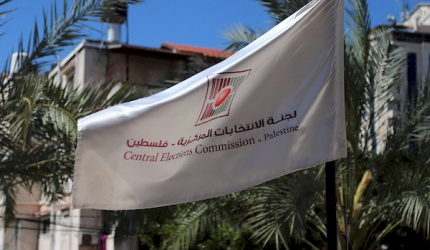 استطلاع: 51% يتوقعون تأجيل الانتخابات الفلسطينية.. ومحمد دحلان يتصدر قائمة الشخصيات الأكثر ثقة إلى جانب مروان البرغوثي