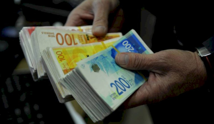 خبير اقتصادي: 2000 شيكل للموظف لا توفر حياة كريمة