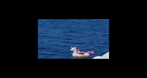 طفلة تائهة في عرض البحر على بالون سباحة في اليونان