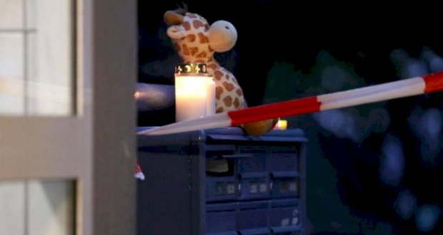 خارج الشقة التي وقعت بها الجريمة المروعة