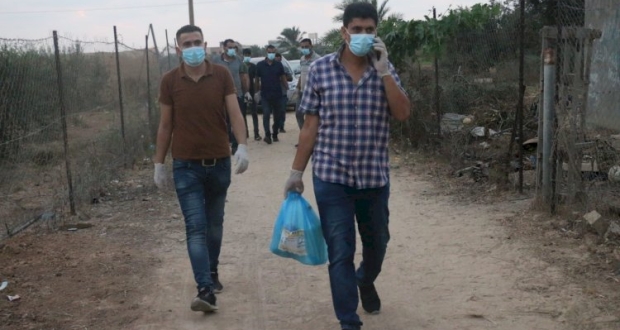 حركة فتح بمحافظة خانيونس توزع المعقمات ومواد التنظيف للمحجورين ببيوتهم