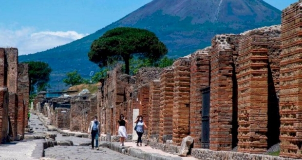 مدينة "بومبي" الواقعة على على جبل بركان فيزوف