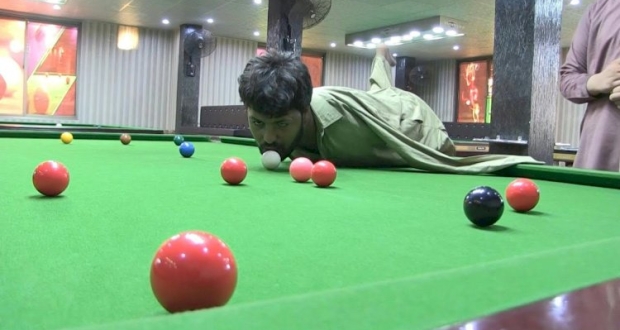 الباكستاني محمد إكرام لاعب بلياردو بدون ذراعين