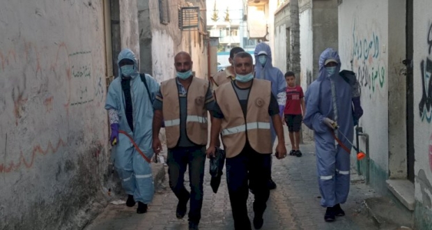 البريج: كوادر فتحاوية تُعقم منازل المحجورين في مخيم البريج