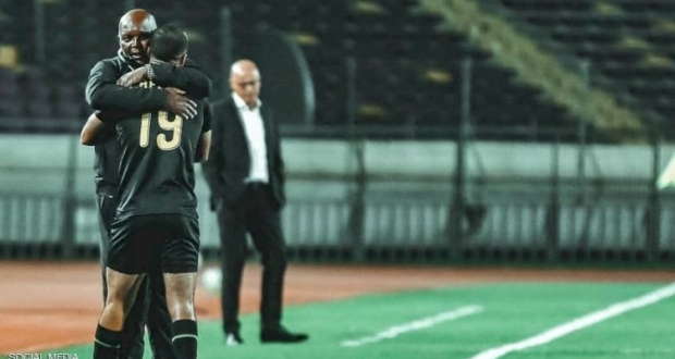 مدرب الأهلي يهنئ أفشة بهدفه ومدرب الوداد المغربي في الخلفية