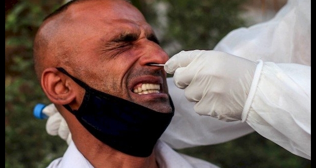 سحب عينة كورونا من مواطن في غزة