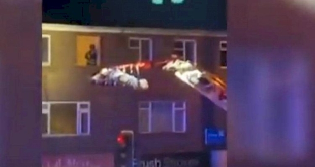 شارك نحو 30 رجل إنقاذ في عملية إخراج هولتون من شقته