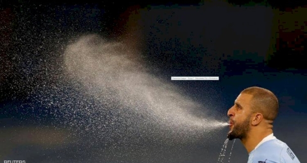 لقطة طريفة لكايل ووكر ينفث رشفة من الماء قبل المباراة