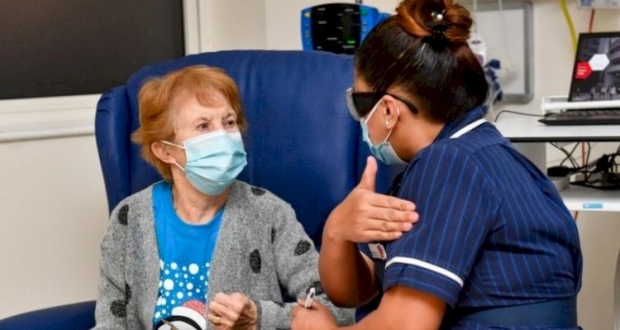 مارغريت كينان أول من تلقى اللقاح.