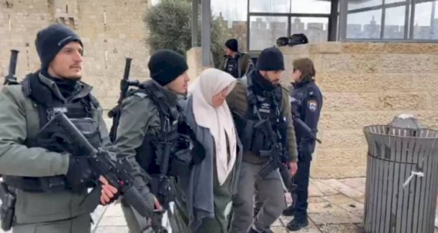 قوات الاحتلال تعتقل سيدة فلسطينية - توضيحية