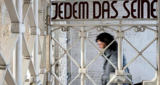 إحدى النساء في زيارة لمعسكر للنازية.