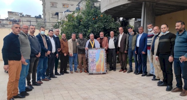 غزة:زيارة كوادر حركة فتح ساحة غزة تزور عائلات فلسطينية ضم حملة كلنا عائلة 