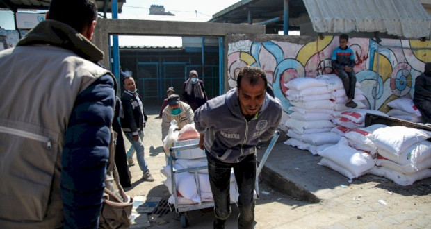 تزيع المساعدات الغذائية للاجئين الفلسطينين في مخيم الشاطئ
