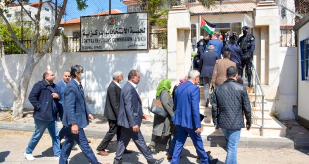 غزة: ممثلين عن قائمة المستقبل لدى دخولهم لجنة الانتخابات المركزية 