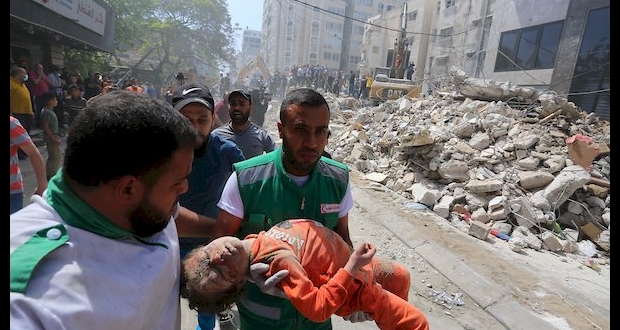 غزة: مُسعف فلسطيني ينتشل طفلة من تحت الأنقاض بعد قصف منزلها في شارع الوحدة بصواريخ اسرائيلية ليلة أمس 15-5-2021
