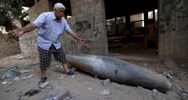 غزة: صاروخ اسرائيلي لم ينفجر يسقط على منزل عائلة الرنتيسي وسط مدينة غزة 