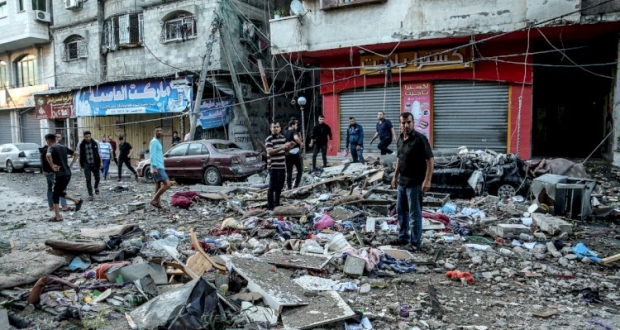غزة: مواطن يتفقد أثار الدمار الذي أحدثته الصواريخ الاسرائيلية في قطاع غزة
