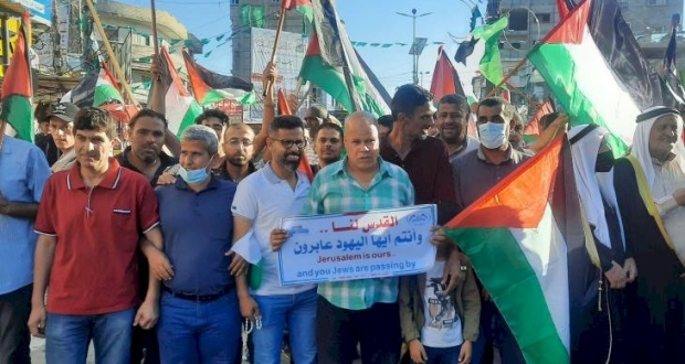 غزة: فلسطينيون يخرجون في مظاهرة احتجاجاً على مسيرة الأعلام بالقدس المحتلة 