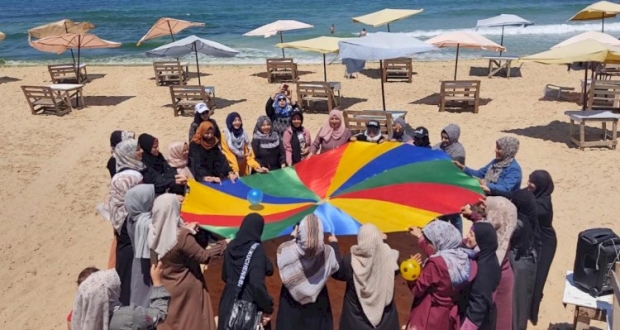 المرأة العاملة بمجلس العمال تنفذ فعالية الدعم النفسي على شاطئ البحر