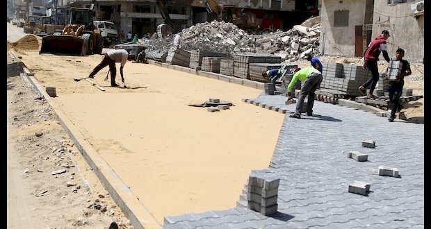 عمال فلسطينيون يصلحون الطرق التى دمرت خلال التصعيد الأخير على قطاع غزة