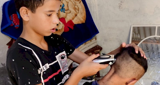 رفح :" نضال" يحارب الفقر بماكينة الحلاقة