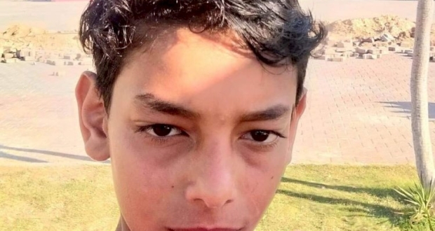 صورة الشهيد الطفل عمر أبو النيل الذ أُصيب برصاص حي في رقبته 