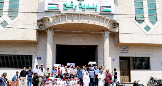 رفح:حركة فتح بمحافظة رفح تشارك في وقفة تضامنية مع أصحاب البسطات أمام مبنى بلدية رفح