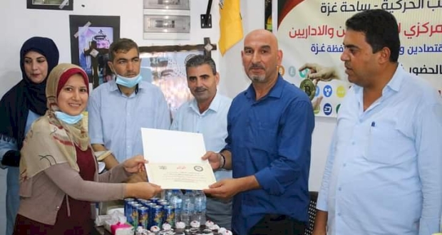 غزة:أحمد ابو العطا محافظ غزة أثناء تسليم الشهادات